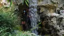 Seorang wanita mengunjungi taman tradisional China Liu Fang Yuan (Garden of Flowing Fragrance) di Los Angeles County, California, Amerika Serikat (9/10/2020). (Xinhua)