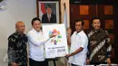 Kepala Barekraf, Triawan Munaf (kedua kiri) menyerahkan logo baru Asian Games 2018 kepada Wakil Ketua Umum KOI Muddai Maddang usai diperkenalkan di Kantor KSP Jakarta, Kamis (28/7). Logo bertema The Energy of Asia. (Liputan6.com/Helmi Fithriansyah)
