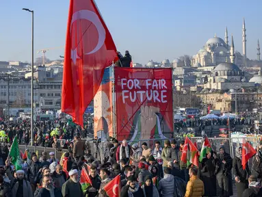 Para pengunjuk rasa berkumpul dan menghadiri aksi solidaritas terhadap rakyat Palestina, di Jembatan Galata di Istanbul, Turki pada tanggal 1 Januari 2025. (Yasin AKGUL/AFP)
