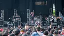 Suasana saat band Metal asal Bandung, Burgerkill tampil dalam festival metal "Hammersonic 2017" di Ecopark Ancol, Jakarta, Minggu (7/5). Hajatan musik bagi para metalheads ini akan ditutup oleh penampilan Megadeath. (Liputan6.com/Gempur M. Surya)