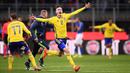 Bek Swedia, Mikael Lustig, melakukan selebrasi usai menahan imbang Italia pada laga leg kedua playoff Piala Dunia 2018, di Stadion Giuseppe Meazza, Senin (13/11/2017). Italia bermain imbang 0-0 dengan Swedia. (AFP/Marco Bertorello)