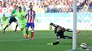 Kiper Atletico Madrid, Jan Oblak (kanan) gagal menghalau bola tendangan penyerang Barcelona, Lionel Messi pada laga Liga Spanyol di Stadion Vicente Calderon, Senin (18/5/2015). Barcelona menang 1-0 atas Atletico Madrid. (AFP PHOTO/ Cesar Manso)