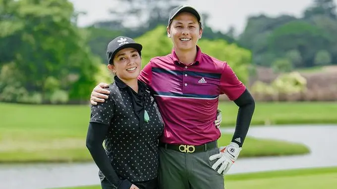 7 Momen Andhika Pratama dan Ussy Sulistiawaty yang Kini Hobi Main Golf