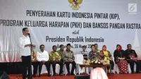 Presiden Jokowi menyampaikan keterangan dalam acara penyerahan KIP dan PKH di Kota Banjarbaru, Kalimantan Selatan (26/3). Dalam kunjungan kerja ini, sebanyak 3.630 sertifikat hak atas tanah diserahkan oleh Presiden Jokowi. (Liputan6.com/Pool/Biro Setpres)