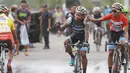 Pebalap Indonesia Dady Suryadi (kanan) memberikan ucapan selamat kepada Amir Kohladouz usai etape ke-8 Tour de Singkarak 2016 di Kota Padang, Sumatera Barat, Minggu (14/8/2016). (Bola.com/Nicklas Hanoatubun)