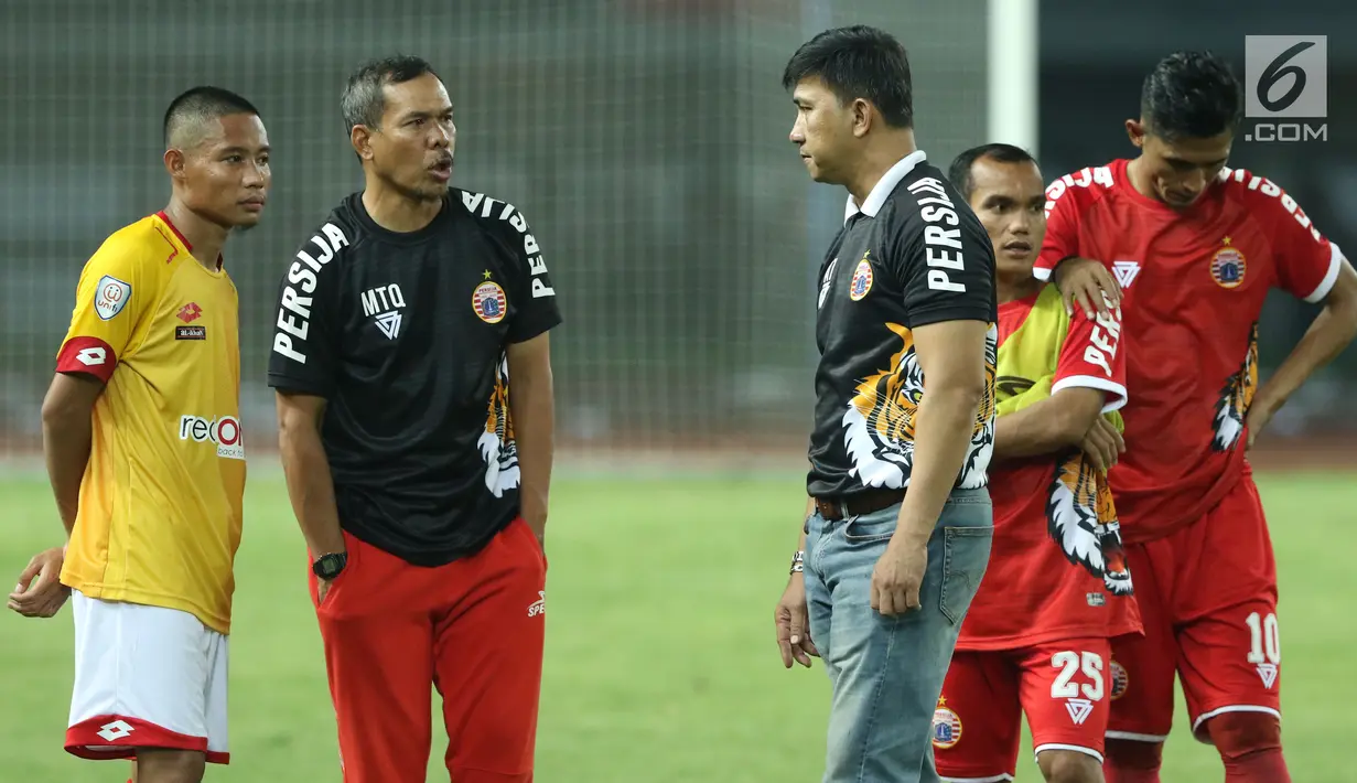 Pemain tengah Selangor FA, Evan Dimas Darmono (kiri) bersama asisten pelatih Persija, Mustaqim dan manajer Persija, Ardhi T usai laga persahabatan di Stadion Patriot Candrabhaga, Bekasi, Kamis (6/9). (Liputan6.com/Helmi Fithriansyah)