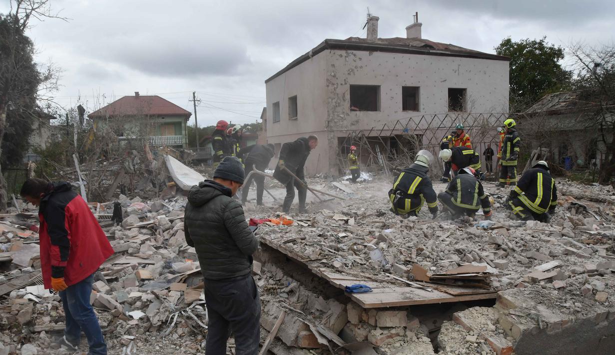Serangan tersebut menewaskan sedikitnya lima orang dan merusak infrastruktur energi di sejumlah wilayah. Tampak dalam foto, beberapa tim penyelamat berupaya mencari korban di reruntuhan rumah yang hancur akibat serangan roket Rusia di pinggiran Lviv, Ukraina, Minggu 5 Oktober 2025. (AP Photo/Mykola Tys)