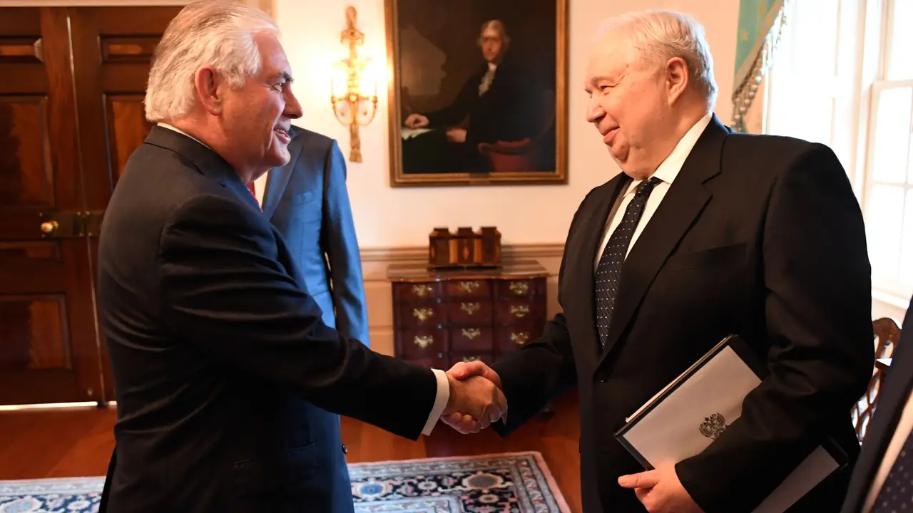 Menteri Luar Negeri AS Rex Tillerson (kiri) dan Duta Besar Rusia untuk AS Sergey Kislyak (US State Department)
