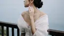 <p>Diadakan di Bali, Selain gaunnya, Maudy mengenakan robe putih dari Hian Tjen dengan detail bodysuit renda di bagian dalam yang halus yang tak lekang oleh waktu membuat Maudy nampak elegan .&nbsp;&nbsp;@maudyayunda</p>