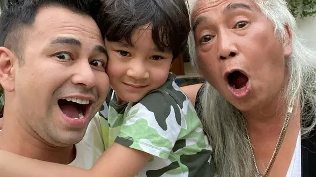 Gideon Tengker berkunjung ke kediaman Raffi Ahmad (https://www.instagram.com/p/CCQsel_szq0/)