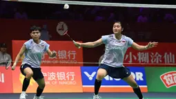 Pasangan yang dijuluki Tiwi/Fadia ini mengalahkan unggulan ke-6 asal Jepang tersebut dalam dua gim langsung dengan skor 21-12, 21-16. Tampak dalam foto, ganda putri Indonesia, Amallia Cahaya Pratiwi (kanan) dan Siti Fadia Silva Ramadhanti (kanan) saat bertanding melawan Rin Iwanaga/Kie Nakanishi (Jepang) pada babak perempat final Kejuaraan Bulu Tangkis Asia 2026 di Ningbo, provinsi Zhejiang, Tiongkok Timur pada Jumat 10 April 2026. (CN-STR/AFP) / China OUT
