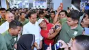 Seorang remaja berswafoto dengan Presiden Joko Widodo atau Jokowi saat menyambangi Palembang Square, Palembang (21/1). Banyak warga terkejut mengetahui kedatangan Presiden di sebuah mal Palembang tersebut. (Liputan6.com/Pool/Biro Setpres)