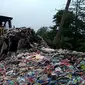 Jejak truk pengangkut limbah medis berbahaya di Cirebon tak ketahuan hingga saat ini. Padahal, truk itu sudah bergerak sejak Jumat lalu. (Liputan6.com/Panji Prayitno)