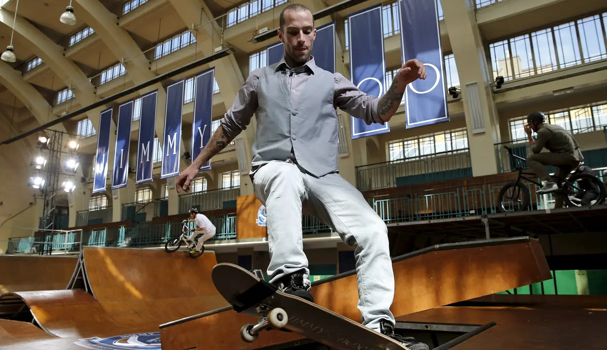 Seorang model pria menggunakan skateboard saat tampil memperagakan busana dan aksesoris koleksi Jimmy Choo di London, Inggris, Senin (15/6/2015). (REUTERS/Suzanne Plunkett)