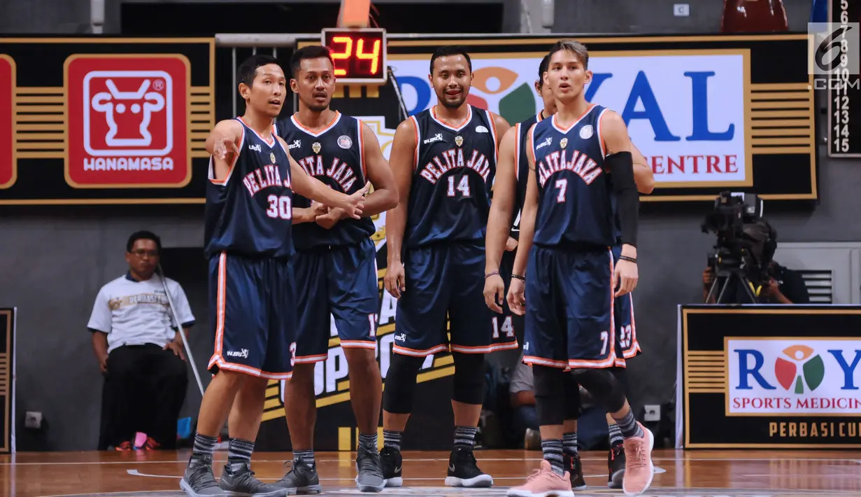 Pebasket Pelita Jaya saat laga melawan Garuda Bandung pada laga Perbasi Cup 2017 di Britama Arena, Jakarta, Rabu (8/11). Pelita Jaya unggul 54-43. (Liputan6.com/Helmi Fithriansyah)