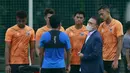 Ketua PSSI, Mochamad Iriawan, berbincang dengan para pemain saat mengunjungi latihan Timnas Indonesia proyeksi SEA Games 2021 di Lapangan Panahan, Jakarta, Rabu (10/2/2021). (Bola.com/Muhammad Iqbal Ichsan).