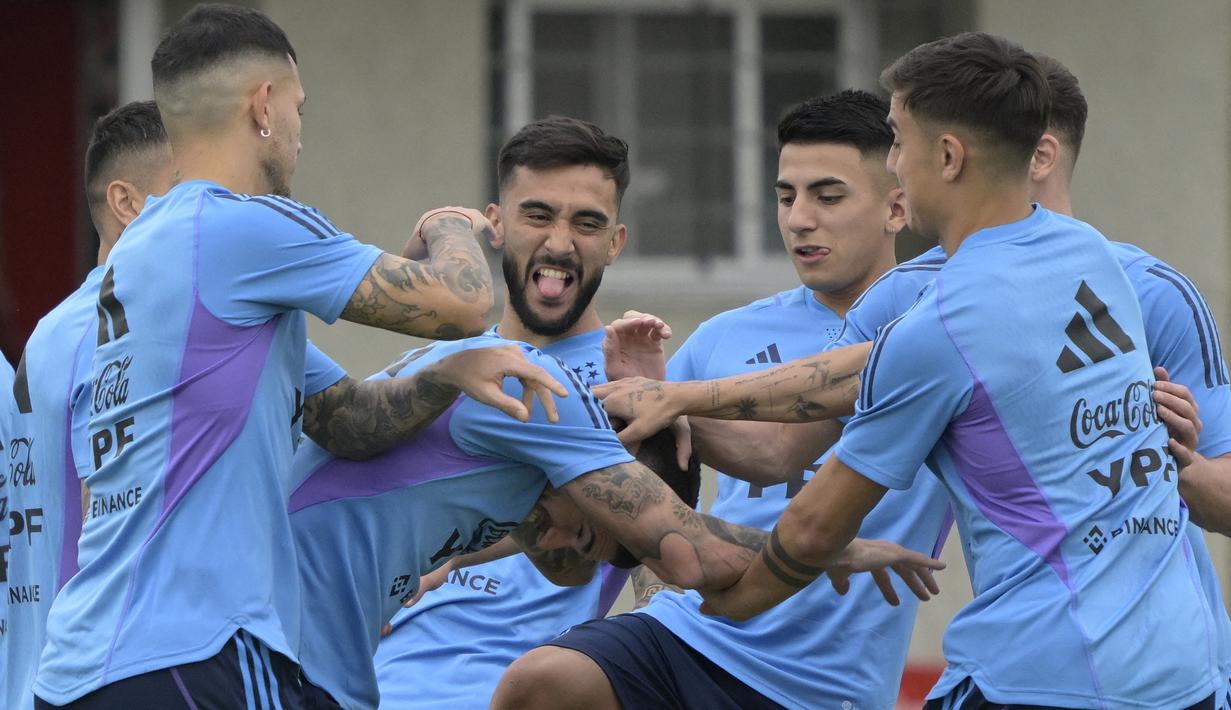 Momen keseruan pemain timnas Argentina saat menyambut Rodrigo De Paul (tengah) dalam sesi latihan di Kamp Pelatihan Julio Humberto Grondona, Ezeiza, Argentina, Rabu (21/3/2023). Timnas Argentina akan menjalani laga melawan timnas Panama di FIFA Matchday Maret 2023 yang akan berlangsung pada Jumat 24 Maret 2023. (AFP/Juan Mabromata)