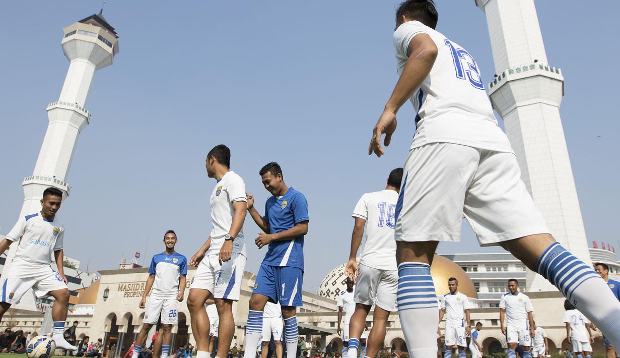 Para pemain Persib melakukan latihan ringan jelang laga melawan Martapura F.C di Alun-alun Kota Bandung, Jawa Barat, Kamis (10/9/2015). (Bola.com/Vitalis Yogi Trisna)