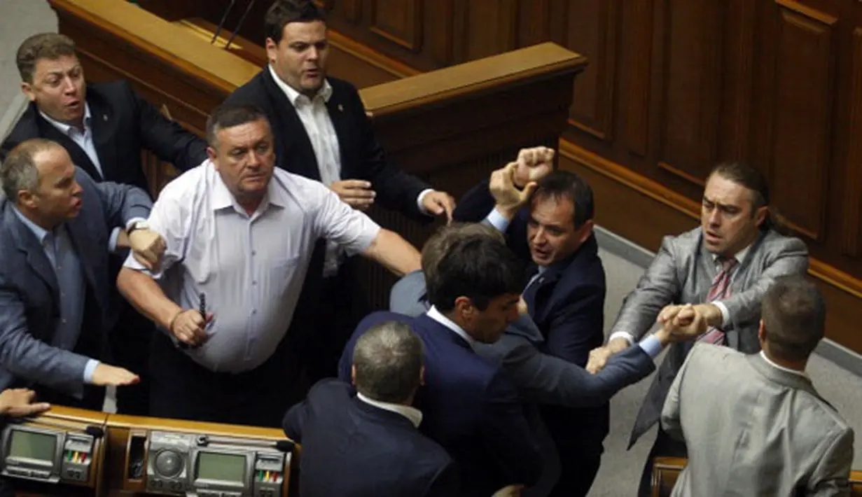 Berdasarkan keterangan terkait rekaman yang dimuat Independent, politisi dari partai-partai nasionalis Ukraina dan anggota Partai Daerah terlibat saling gontok karena tak sejalan dengan peraturan dengan Presiden Yanukovich (Getty Images)