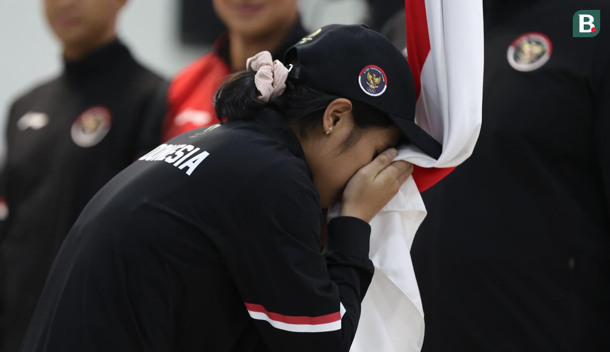 <p>Pebulu tangkis tunggal putri, Gregoria Mariska Tunjung mencium bendera Merah Putih dalam upacara Pengukuhan Kontingen Indonesia untuk Olimpiade Paris 2024 di Auditorium Wisma Kemenpora, Jakarta, Rabu (10/7/2024). Sebanyak 29 atlet akan mewakili Indonesia untuk berlaga dalam Olimpiade Paris 2024 pada 26 Juli hingga 11 Agustus 2024 mendatang. (Bola.com/Abdul Aziz)</p>