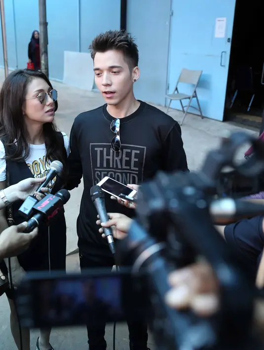 "Gosip kalau udah hamil. Emang kita mau program (kehamilan)," kata Stefan di kawasan Mampang Prapatan, Jakarta Selatan, Selasa (22/11) malam. (Nurwahyunan/Bintang.com)