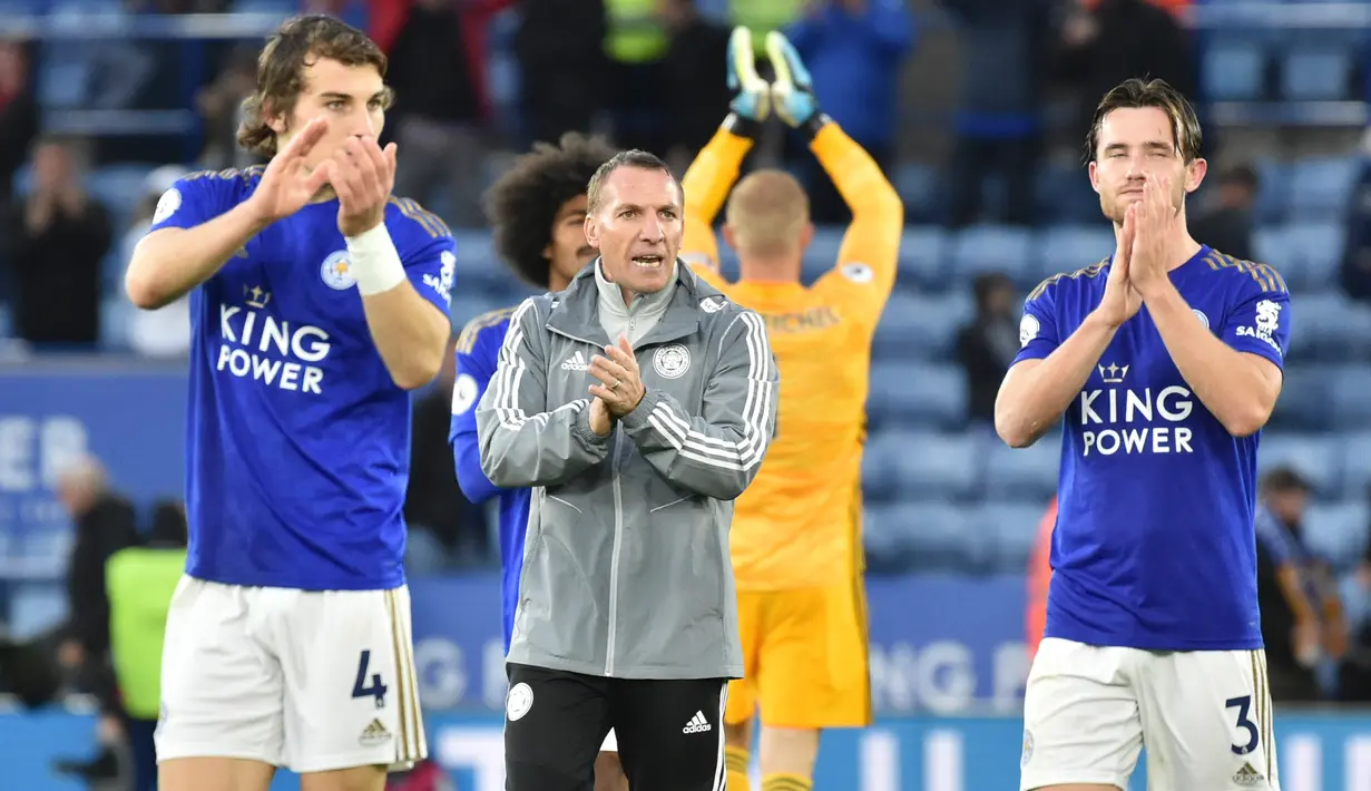 Manajer Leicester City Brendan Rodgers (tengah) dan pemainnya Caglar Soyuncu (kiri) serta Ben Chilwell (kanan) usai menghadapi Newcastle United pada pertandingan Liga Inggris di Stadion King Power, Leicester, Inggris, Minggu (29/9/2019). Leicester membantai Newcastle 5-0. (AP Photo/Rui Vieira)