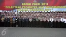 Presiden Jokowi dan jajaran petinggi Kepolisian melakukan Foto Bersama usai acara Rapim Polri 2017 di Jakarta, Rabu (25/1). Rapim Polri 2017 mengangkat tema "Polri yang Promoter Siap Mengamankan Pilkada Serentak 2017". (Liputan6.com/Johan Tallo)