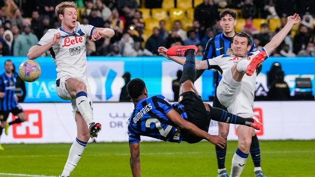 Foto: Denzel Dumfries Sang Pahlawan, Borong 2 Gol Bawa Inter ke Final Supercoppa Italiana 2024