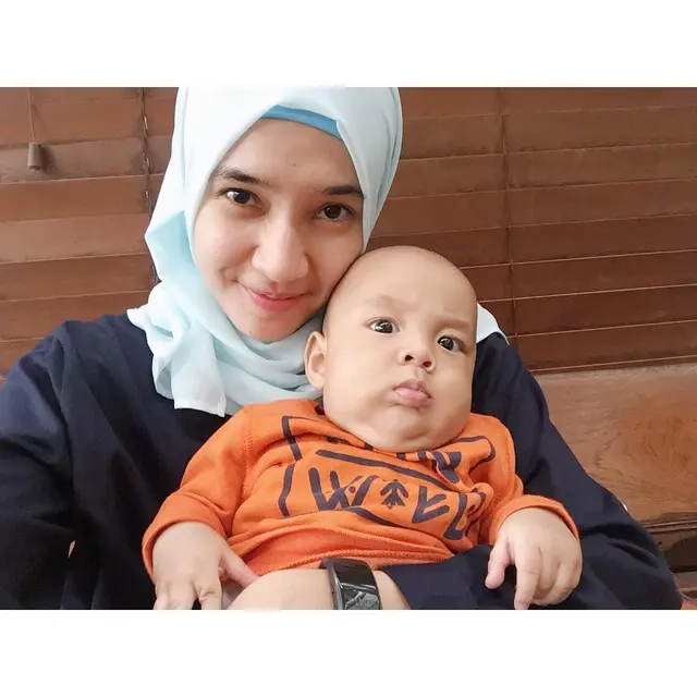 Didoakan Segera Diberi Buah Hati, Ini 6 Potret Dhini Aminarti Momong Anak Seleb