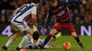 Aksi Lionel Messi saat berusaha melewati pemain Real Sociedad, Geronimo Rulli, dalam lanjutan La Liga Spanyol di Stadion Camp Nou, Barcelona, Sabtu (28/11/2015). (AFP/Lluis Gene)