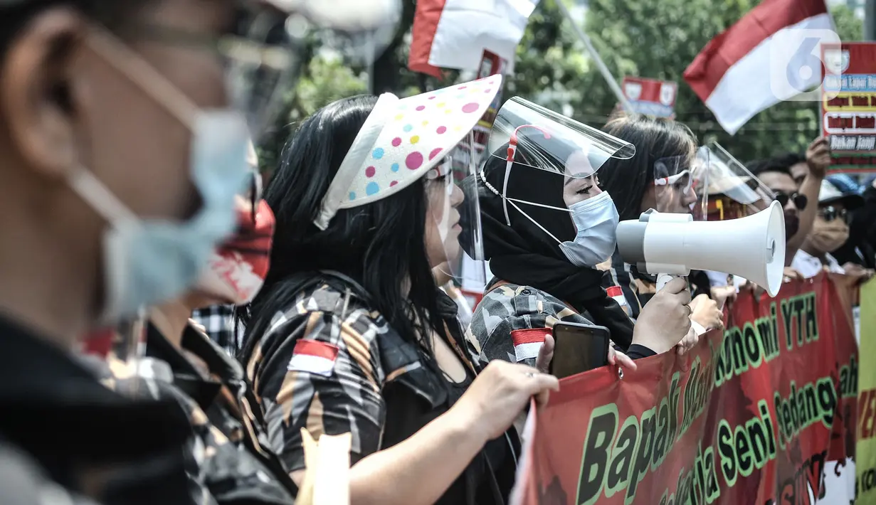 Massa pekerja seni dan hiburan malam berunjuk rasa di depan Gedung DPRD DKI Jakarta, Senin (5/10/2020). Dalam aksinya, massa menuntut Pemprov DKI Jakarta mencabut aturan PSBB dan membuka kembali tempat hiburan malam karena dinilai sangat menyulitkan ekonomi mereka. (merdeka.com/Iqbal S. Nugroho)