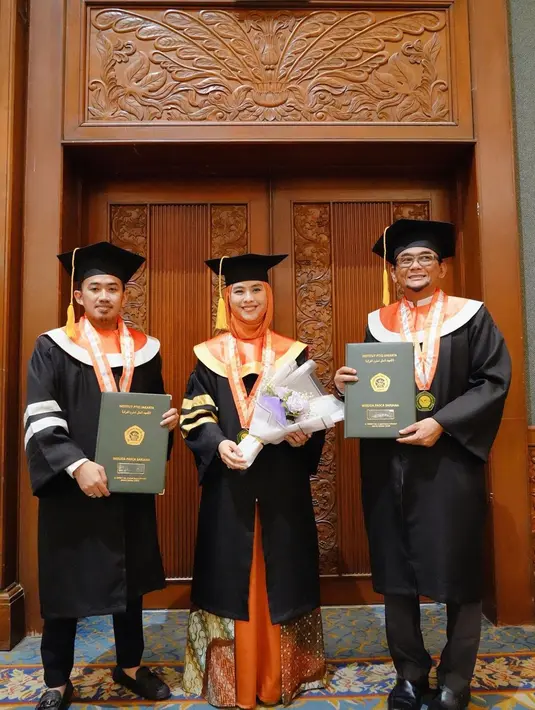 Pengisi acara 'Ustadz Menjawab' ini pun mendapatkan ucapan selamat dari para pengikutnya di Instagram. Banyak yang merasa bangga terhadap pencapaian sang ustaz yang tiada henti mencari ilmu. Tak sedikit pula yang menjadikannya inspirasi dan semangat dalam menimba ilmu. (Liputan6.com/IG/@okisetianadewi)