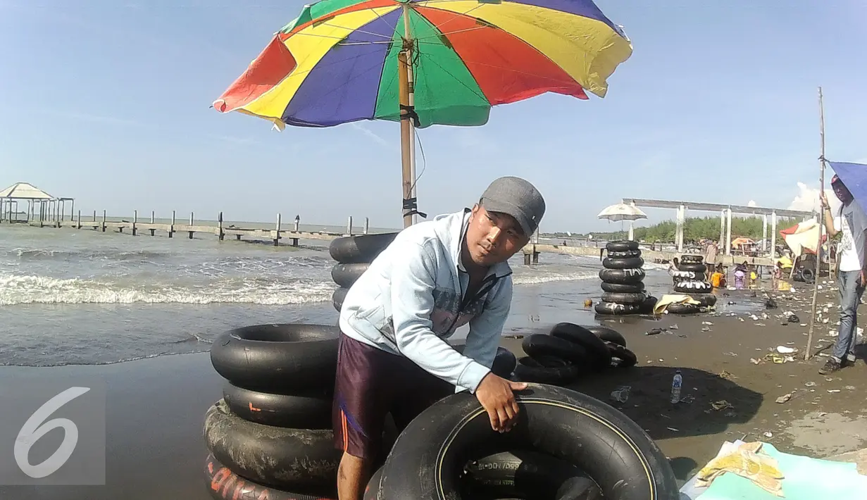 Penyewa ban mengaku meraih omzet yang besar karena banyaknya pengunjung yang datang ke Pantai Alam Indah (PAI), Tegal, Jawa Tengah, Minggu (10/7). (Liputan6.com/Herman Zakharia)
