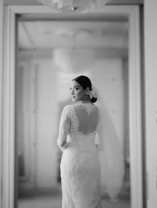 Punya detail love di bagian belakangnya, kebaya dengan sentuhan modern ini semakin manis dengan wedding veil yang menyempurnakan sanggul kepala sang mempelai wanita. (instagram.com/akhairunnisa)