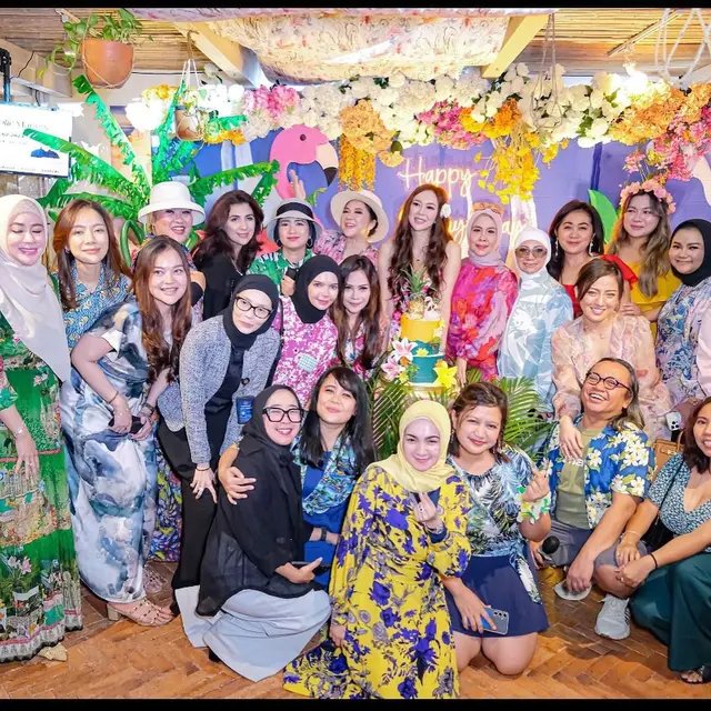 Potret Aura Kasih bersama teman-temannya (Sumber: Instagram/aurakasih)