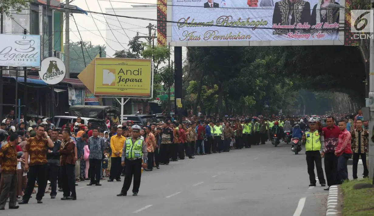 Petugas kepolisian berjaga jelang kirab atau arak-arakan acara resepsi Kahiyang Ayu Siregar-Bobby Nasution di Kota Medan, Sumatera Utara Minggu (26/11). (Liputan6.com/Johan Tallo)