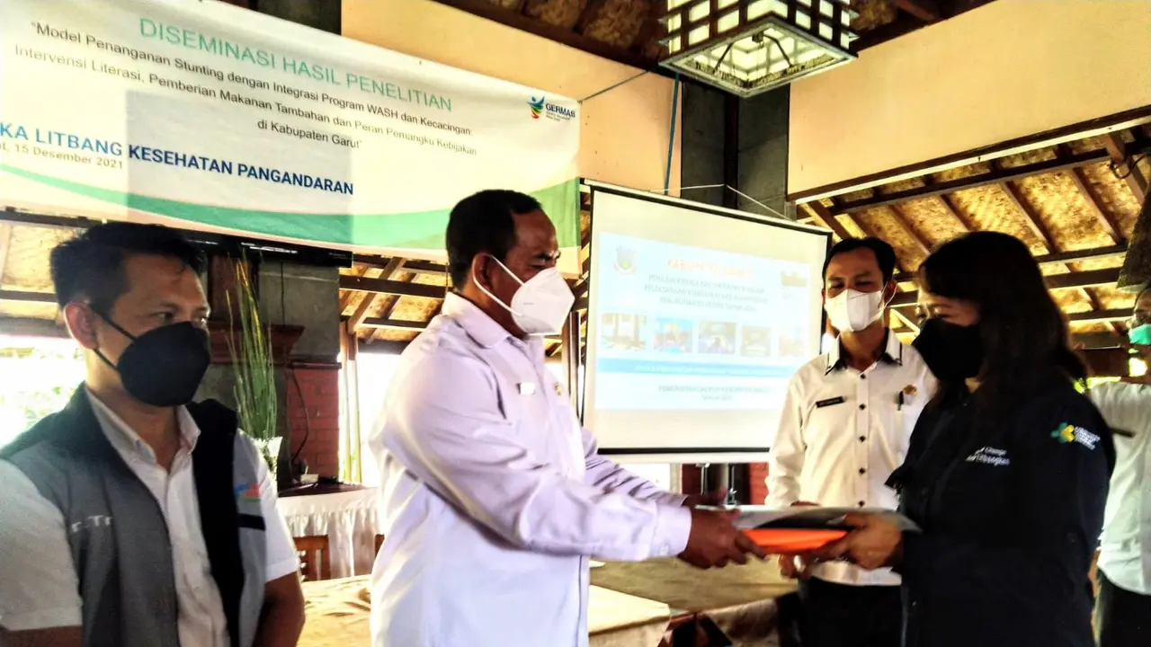 Garut, Jawa Barat, mencanangkan gerakan konsumsi satu hari satu telur ayam di seluruh wilayah kecamatan kabupaten Garut untuk menurunkan angka stunting.