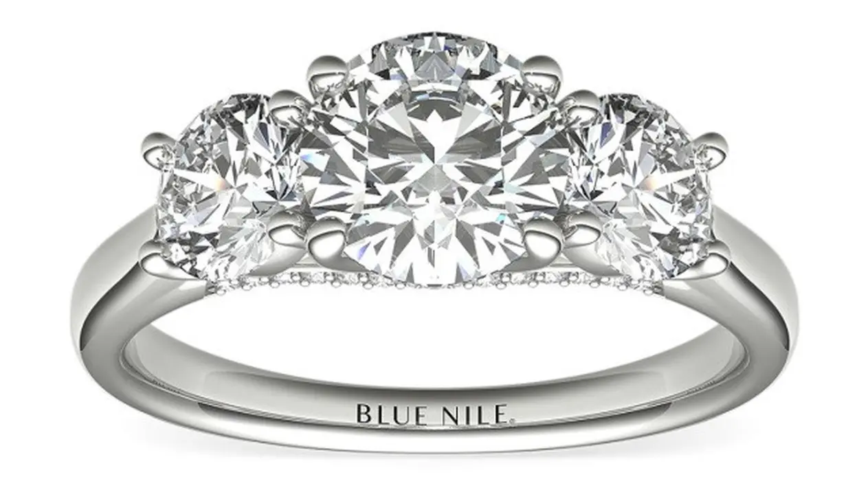 Cincin tiga batu. Cincin pertunangan tiga batu memiliki tiga kali lipat berlian. Selain itu, ada makna tambahan, ketiga berlian ini dimaksudkan untuk mewakili masa lalu, sekarang, dan masa depan dengan pasangan. Foto: StyleCaster.