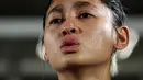 Pemain Timnas Indonesia Putri, Zahra Muzdalifah tak mampu menahan air mata saat menyanyikan lagu kebangsaan Indonesia Raya sebelum laga persahabatan melawan Singapura di Stadion Madya, Senayan Jakarta, Selasa (28/05/2024). (Bola.com/Bagaskara Lazuardi)