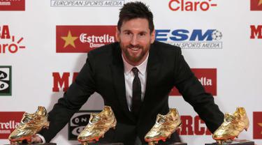 Penyerang Barcelona, Lionel Messi tersenyum usai meraih sepatu emas di Barcelona, Spanyol (24/11). Messi meraih sepatu emas keempatnya setelah menjadi pencetak gol terbanyak di semua kompetisi Eropa dengan 37 di musim 2016/2017. (AP Photo/Manu Fernandez)