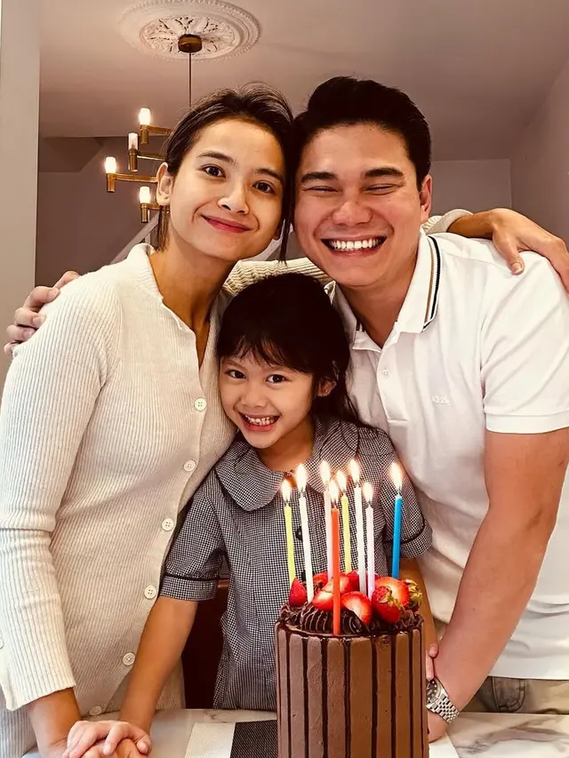 Tinggal Kenangan Begini Gaya Acha Septriasa Bersama Vicky Kharisma. [@septriasaacha]