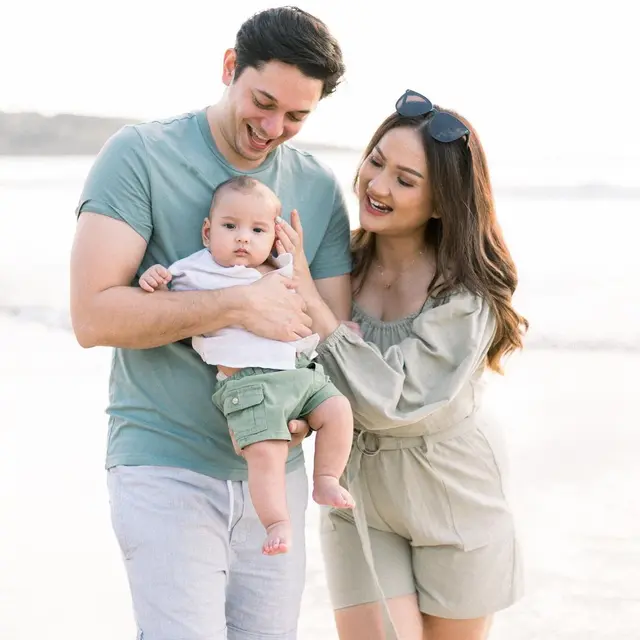 Tengku Dewi Putri, Andrew Andika, dan anak. (Foto: Dok. Instagram @tengkudewiputri_tdp)