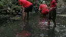Anak-anak bermain saat mencari belut di anak kali menteng, Jakarta, Selasa (8/6/2021). Ruang bermain anak-anak di Jakarta kian terbatas. Terbatas lahan bermain membuat anak-anak Jakarta bermain ditempat yang tak semestinya demi mencari kesenangan. (Liputan6.com/Faizal Fanani)