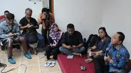 Zulkifli Hasan duduk lesehan bersama wartawan membahas evaluasi kinerja MPR RI di Kompleks Parlemen Senayan, Jakarta, Senin (22/12/2014).(Liputan6.com/Andrian M Tunay)