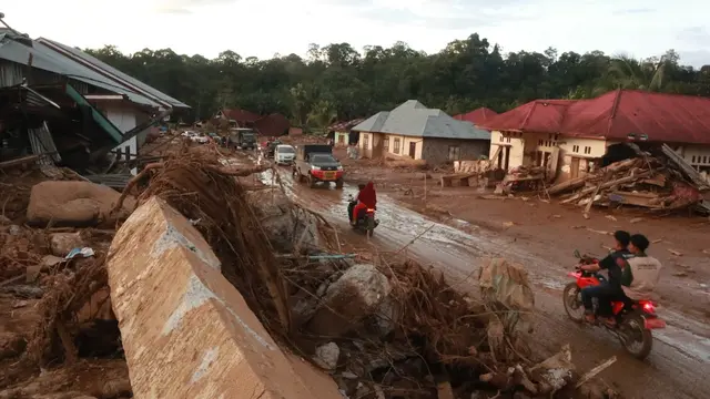 Banjir bandang yang melanda Kecamatan Palembayan, Kabupaten Agam, Sumatera Barat (Sumbar).
