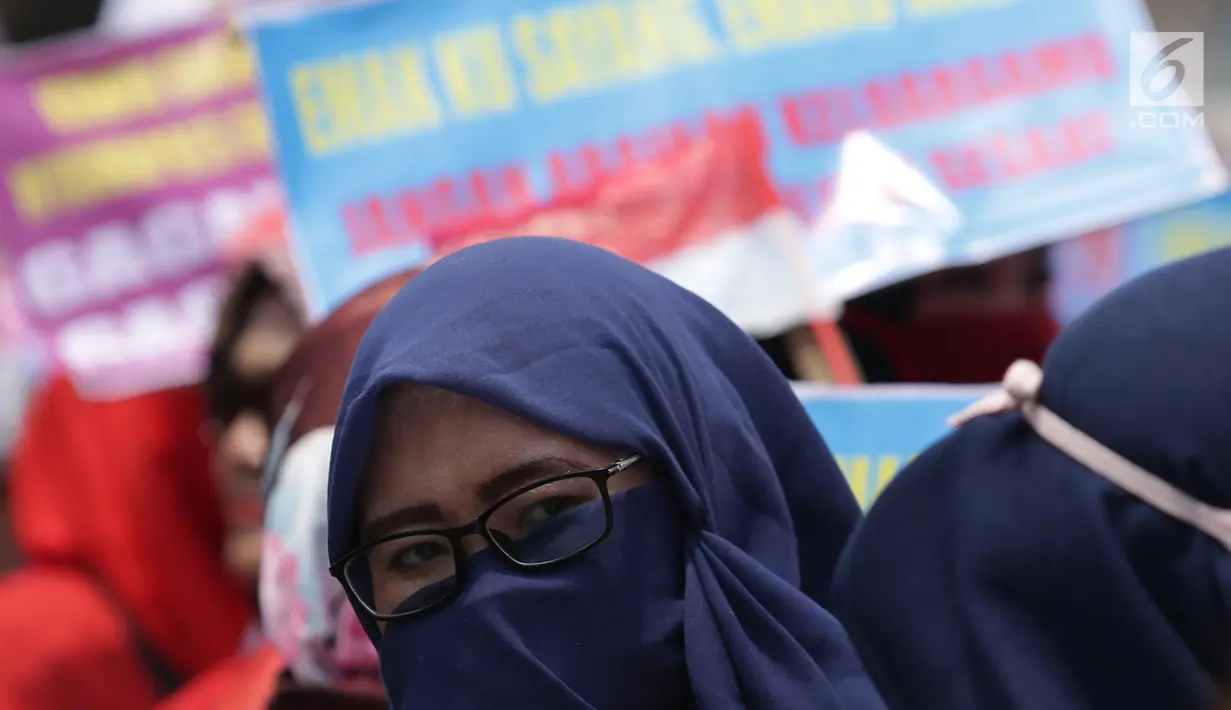 Ekspresi gerakan Perempuan Milenial Indonesia (Permisi) membentangkan spanduk saat menggelar aksi di Gedung Bawaslu, Jakarta, Rabu (12/9).  Mereka meminta Bawaslu turun tangan menyetop politisasi emak-emak di Pilpres 2019. (Merdeka.com/Imam Buhori)