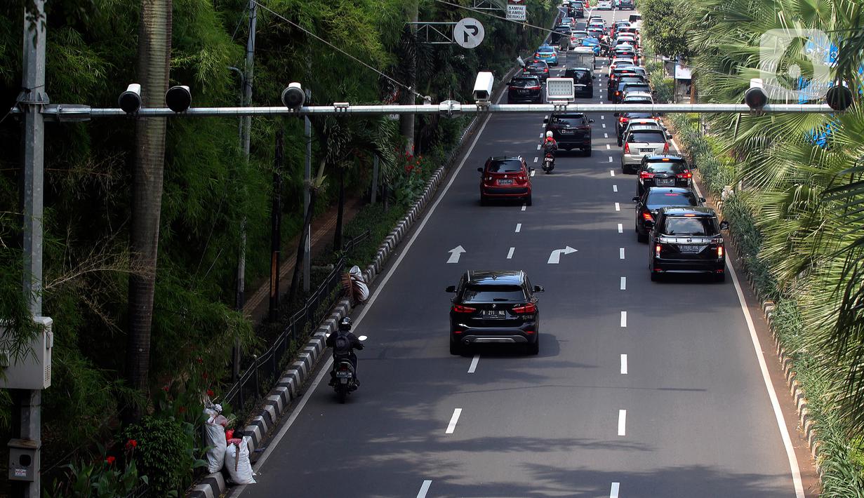 Kendaraan melintas di bawah Kamera tilang elektronik mobile atau ETLE (Electronic Traffic Law Enforcement) di Jalan Asia Afrika, Jakarta, Rabu (29/12/2021). Korlantas Polri akan menerapkan ETLE mobile sepanjang liburan Nataru 2021 untuk mengurangi kecelakaan lalu lintas. (Liputan6.com/Johan Tallo)