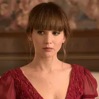 Kalau kamu sudah menonton trailer film terbaru Jennifer Lawrence pasti merasa ada yang aneh. Aksen Rusia JLaw terasa dipaksakan dan malah membuat film terasa aneh. (Cosmopolitan)