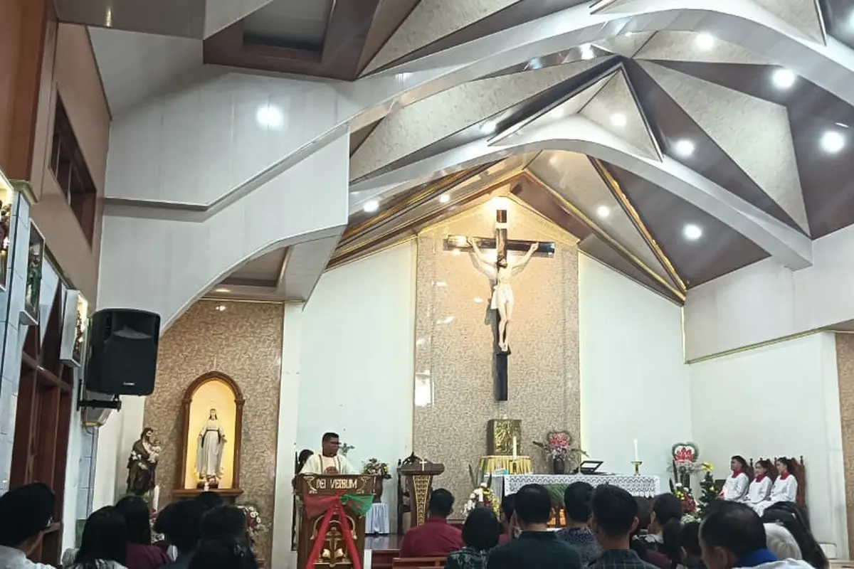 Suasana perayaan Natal di Gereja Katolik Santu Josep Kawangkoan, Kabupaten Minahasa, Sulut pada, Rabu (25/12/2024).