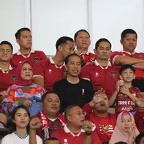 Presiden Joko Widodo didampingi Ibu Iriana menyaksikan pertandingan grup K Kualifikasi Piala Asia U-23 2024 antara Timnas Indonesia U-23 melawan Timnas Turkmenistan U-23 yang berlangsung di Stadion Manahan, Solo, Selasa (12/9/2023). (Bola.com/Arief Bagus)